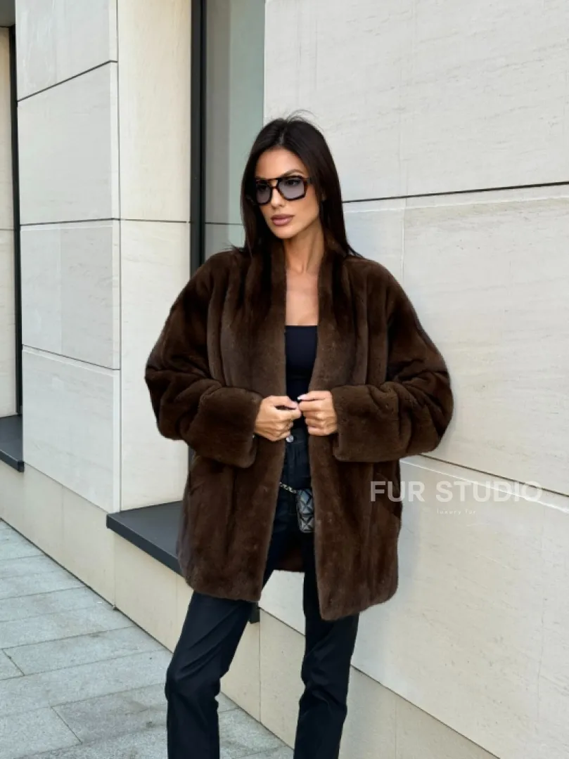 Стильная шубка из меха норки SAGA FURS  в цвете соболь