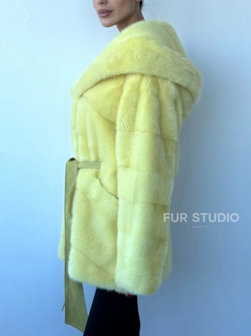 Полушубок кимоно из аукционной норки с капюшоном в нежно-желтом  цвете - фото 2