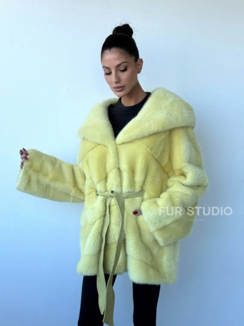 Полушубок кимоно из аукционной норки с капюшоном в нежно-желтом  цвете - фото 6