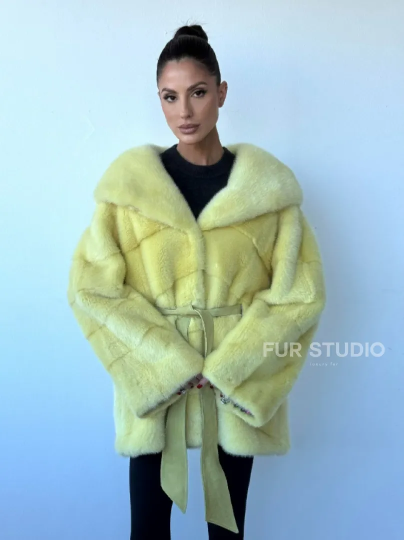 Полушубок кимоно из аукционной норки с капюшоном в нежно-желтом  цвете - фото 0