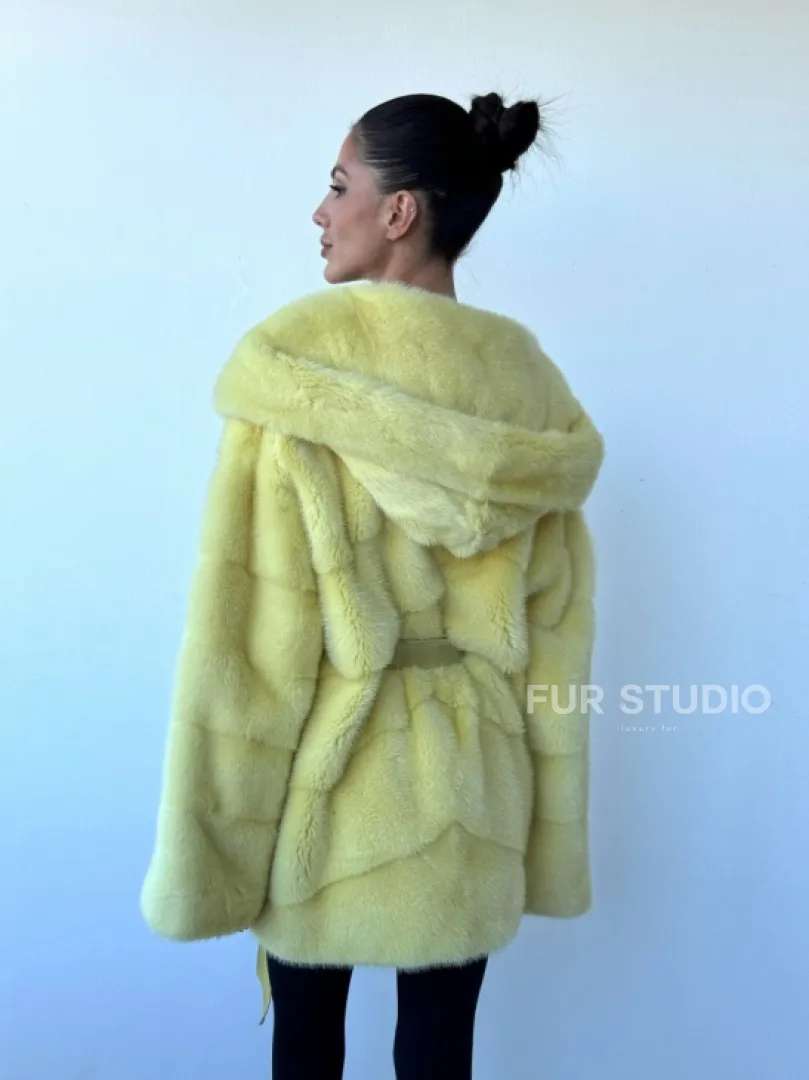 Полушубок кимоно из аукционной норки с капюшоном в нежно-желтом  цвете - фото 7