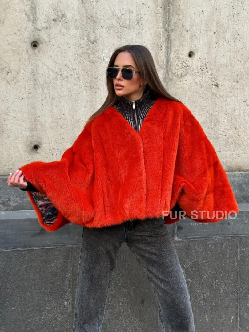 Красное меховое манто из норки, модель «Летучая мышь» с V - образной горловиной, без воротника - фото 9