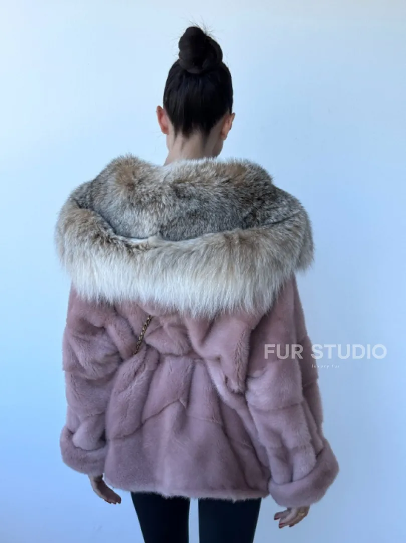 Шуба из норки Pink с капюшоном из меха рыси и манжетами на рукавах