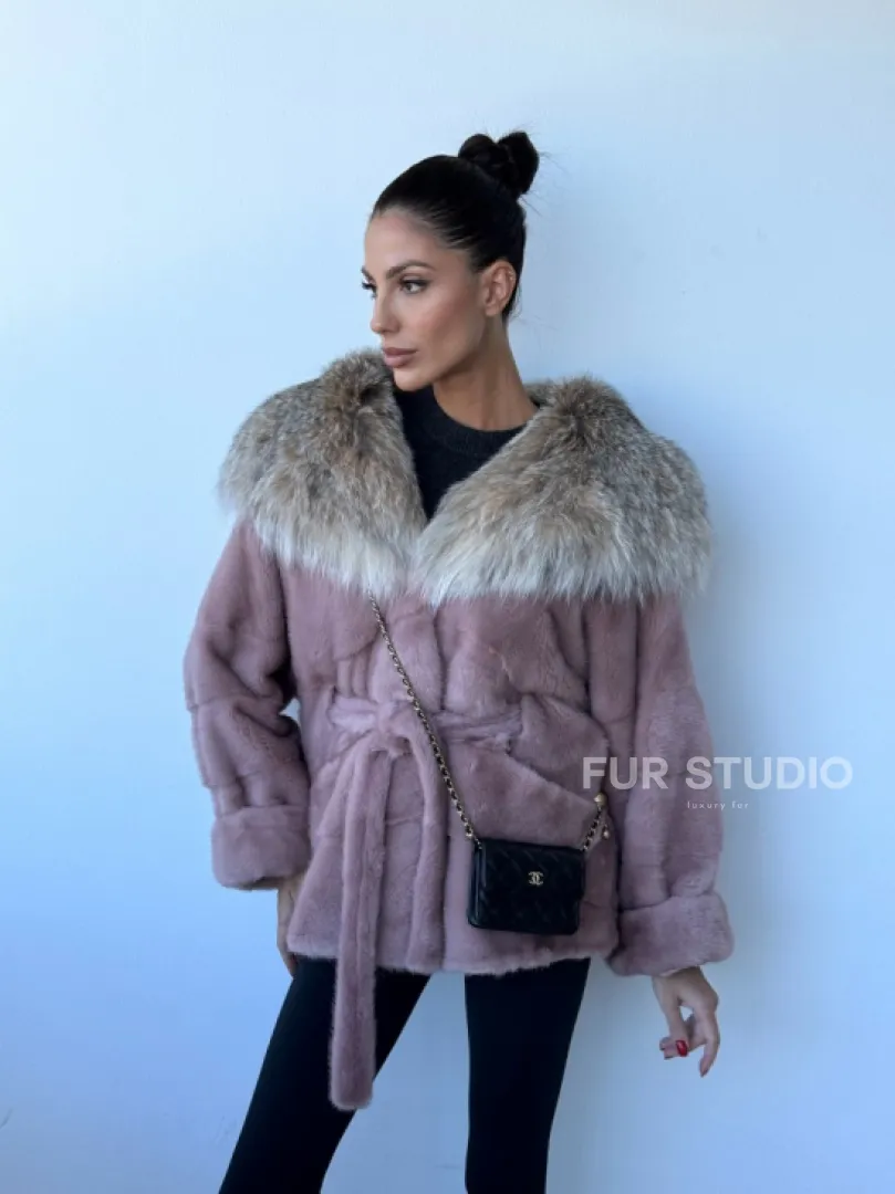 Шуба из норки Pink с капюшоном из меха рыси и манжетами на рукавах