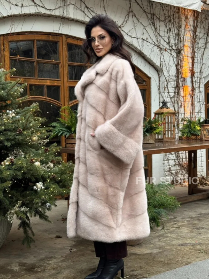 Шуба натуральная из меха аукционной норки в стиле «Oversize» - пудровая