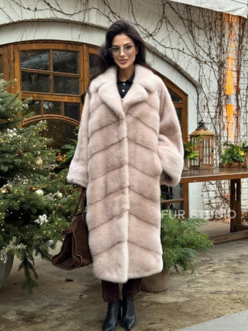 Шуба натуральная из меха аукционной норки в стиле «Oversize» - пудровая