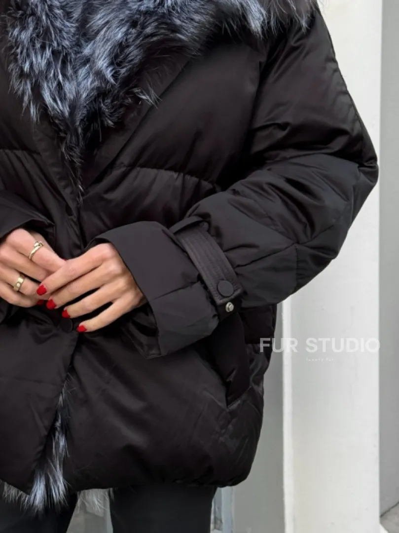 Модный пуховик в стиле Oversize с натуральным мехом чернобурки