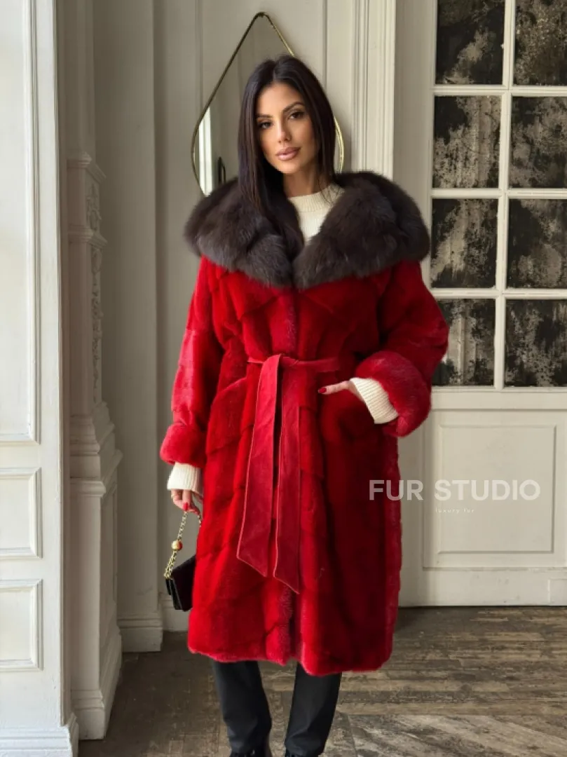 Красное меховое кимоно из аукционной норки с капюшоном куница