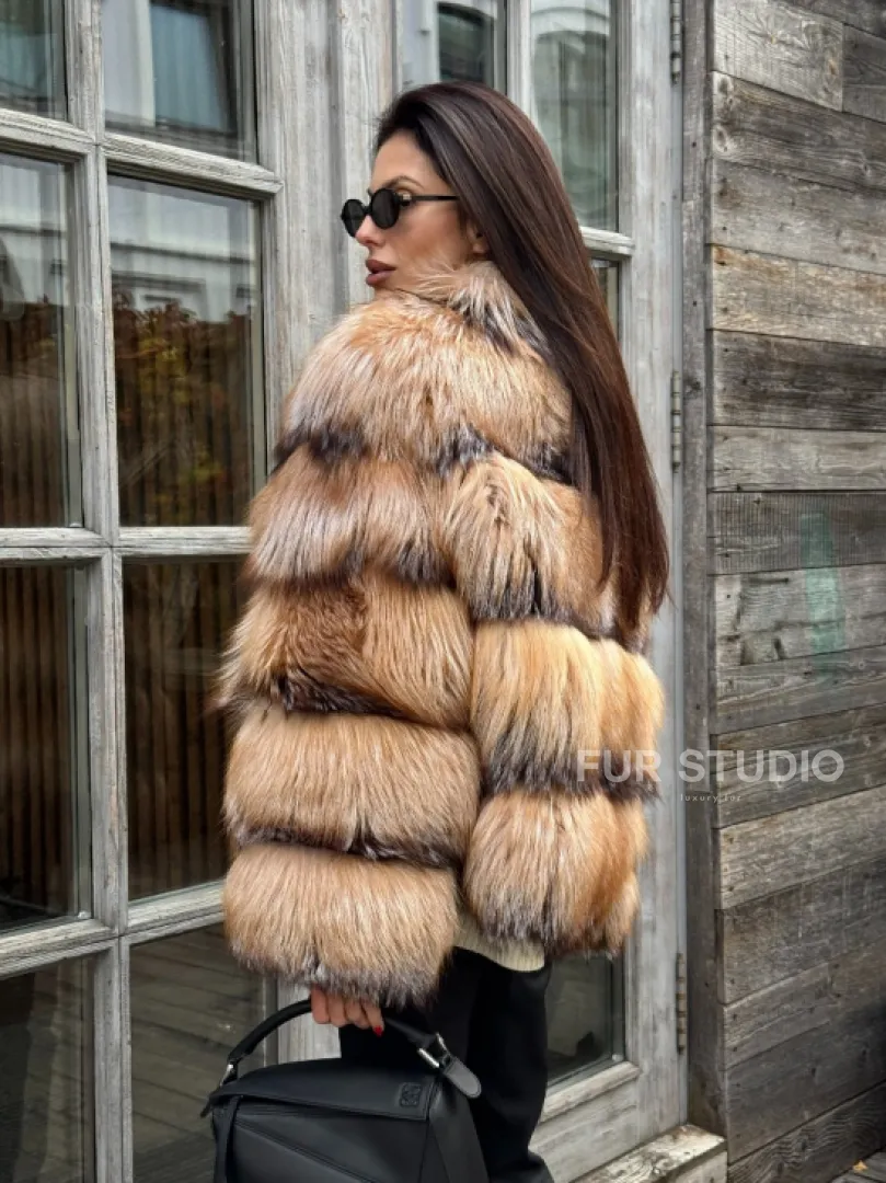 Женская шуба из меха лисы 