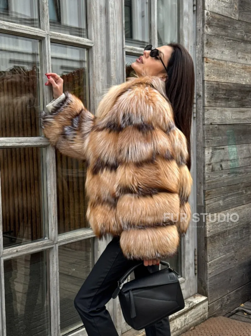 Женская шуба из меха лисы 