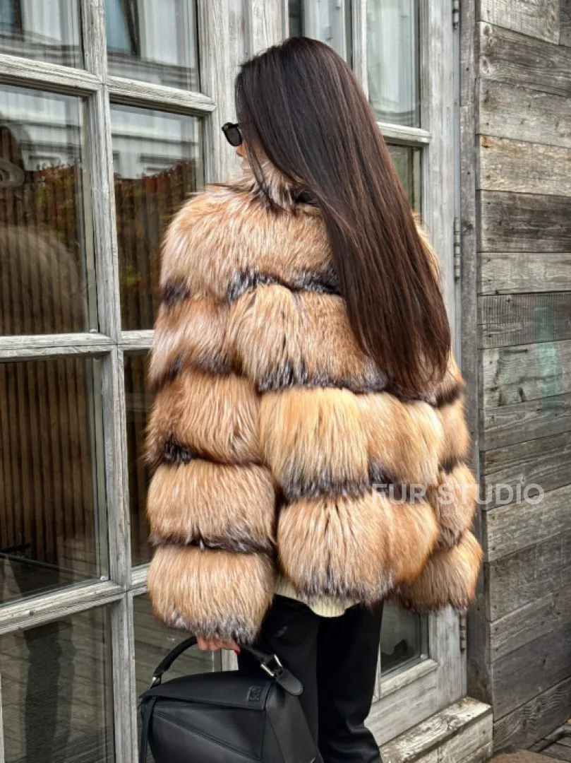 Женская шуба из меха лисы 