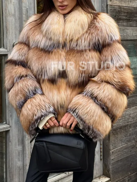 Женская шуба из меха лисы 
