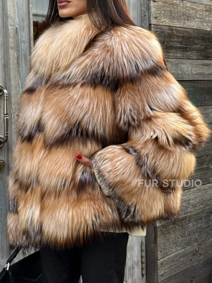 Женская шуба из меха лисы 