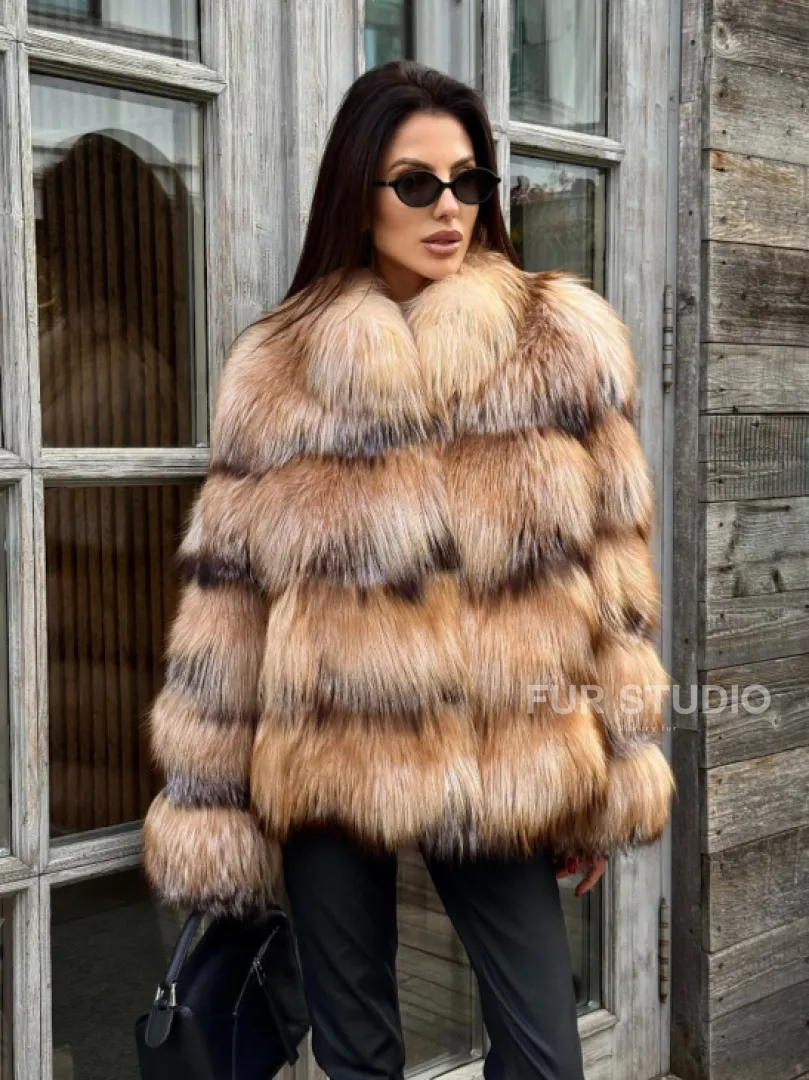 Женская шуба из меха лисы 