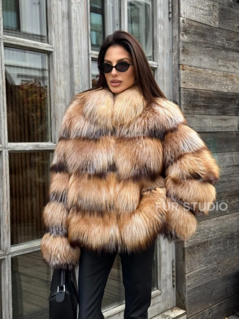 Женская шуба из меха лисы 
