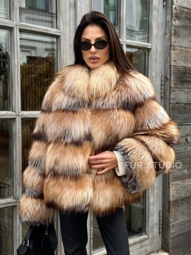 Женская шуба из меха лисы 
