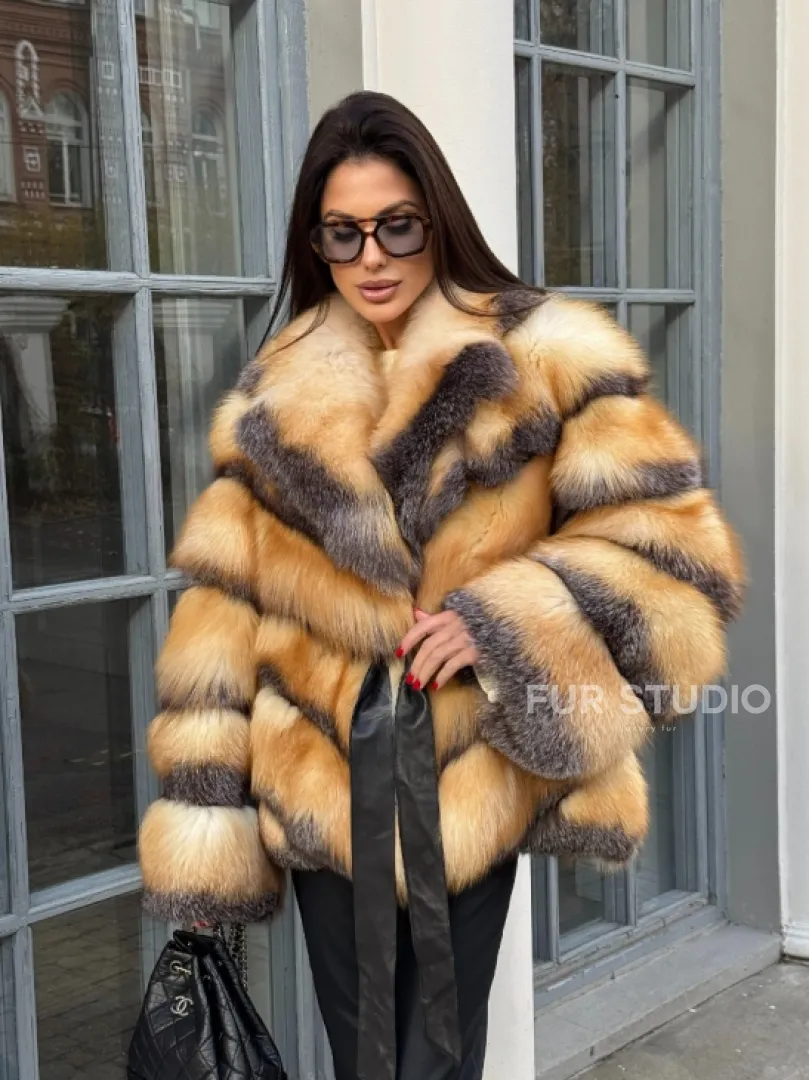 Шуба из меха лисы Golden-grey fox с английским воротником, с поясом