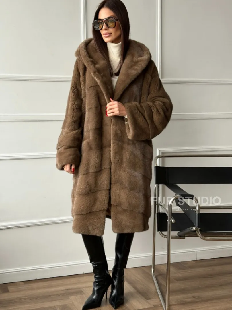 Шуба из меха премиальной плюшевой норки с капюшоном - фото 12
