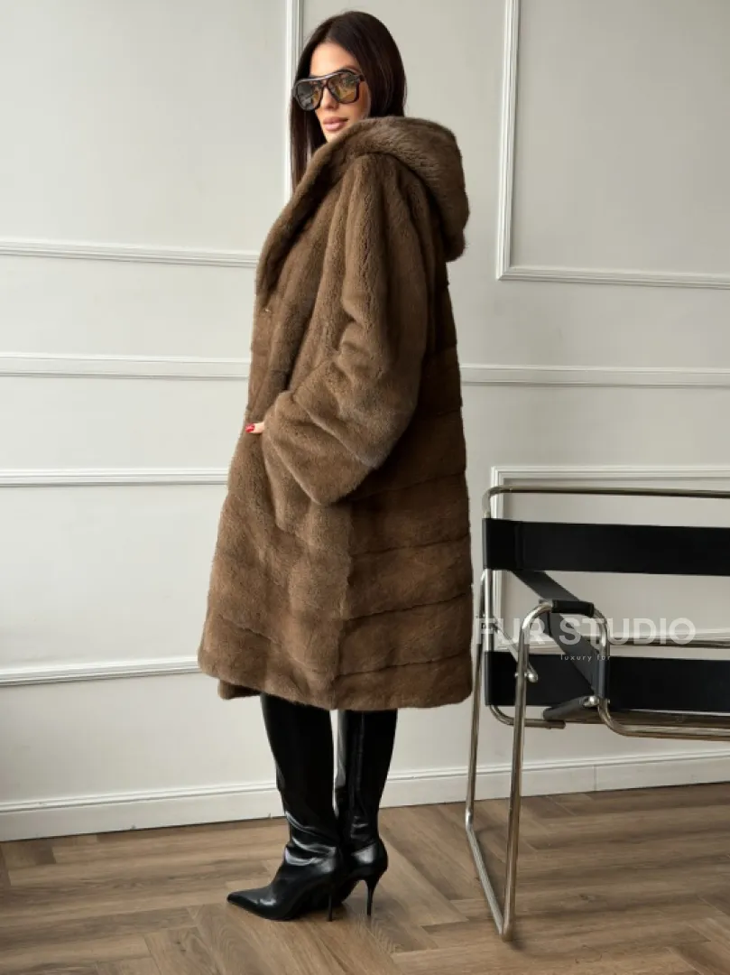 Шуба из меха премиальной плюшевой норки с капюшоном - фото 16