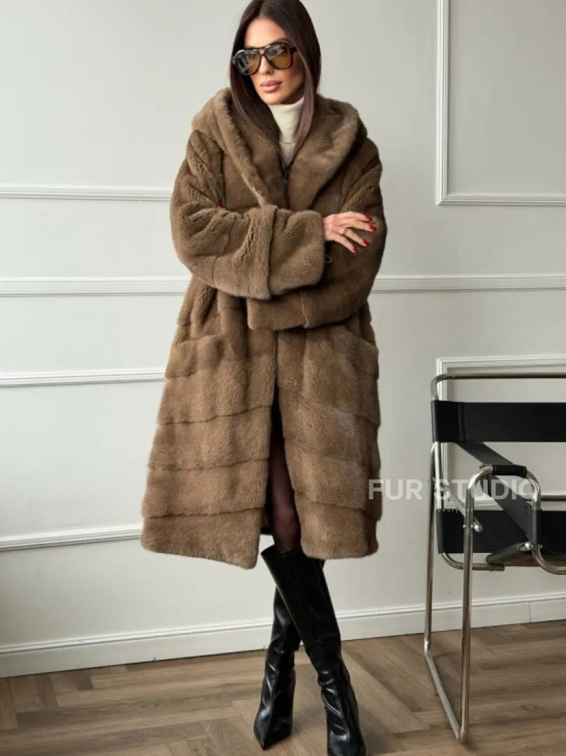 Шуба из меха премиальной плюшевой норки с капюшоном