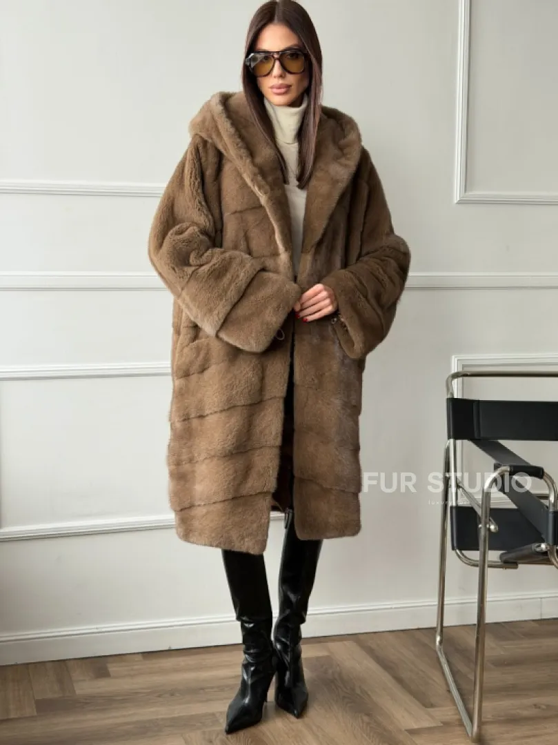 Шуба из меха премиальной плюшевой норки с капюшоном