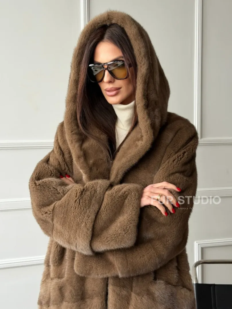 Шуба из меха премиальной плюшевой норки с капюшоном - фото 25