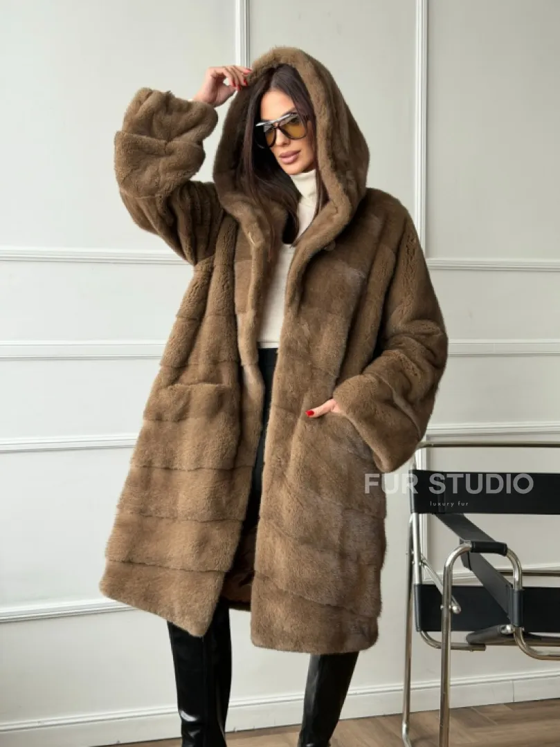 Шуба из меха премиальной плюшевой норки с капюшоном - фото 26