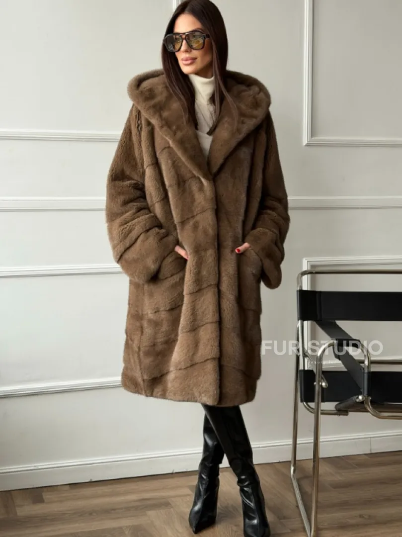Шуба из меха премиальной плюшевой норки с капюшоном