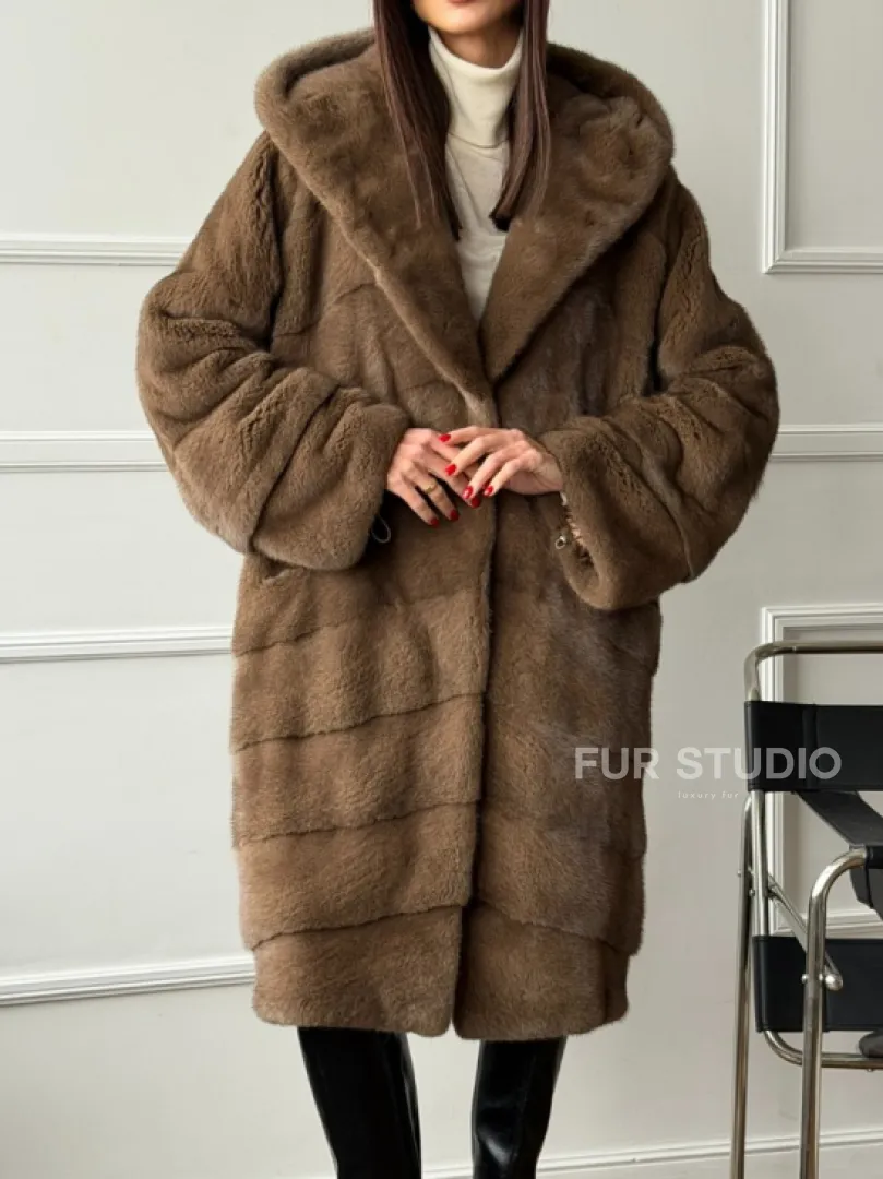 Шуба из меха премиальной плюшевой норки с капюшоном - фото 6