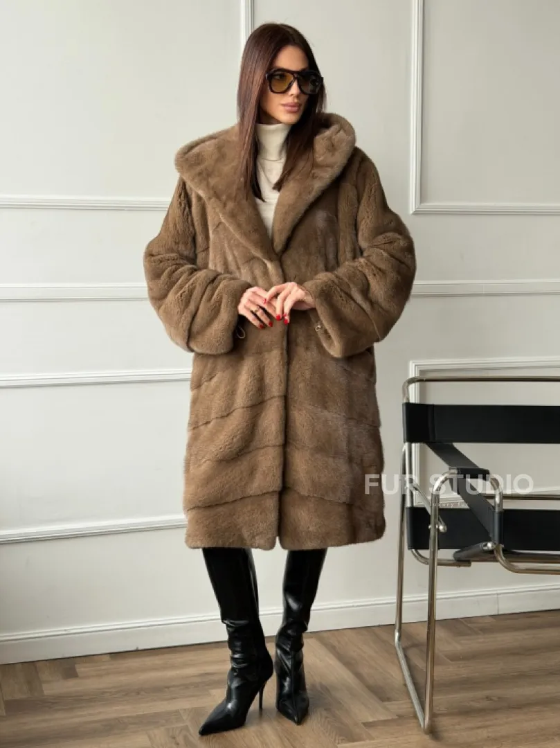 Шуба из меха премиальной плюшевой норки с капюшоном - фото 24