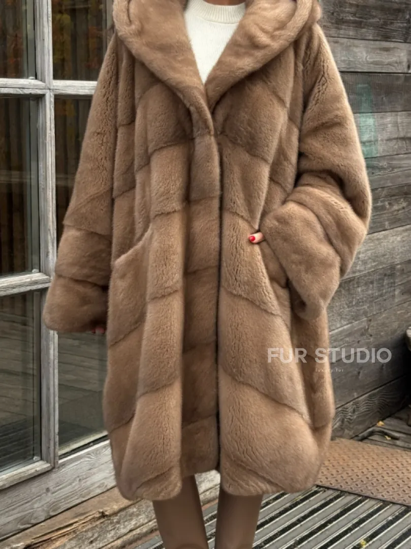 Шуба из меха премиальной плюшевой норки с капюшоном - фото 3