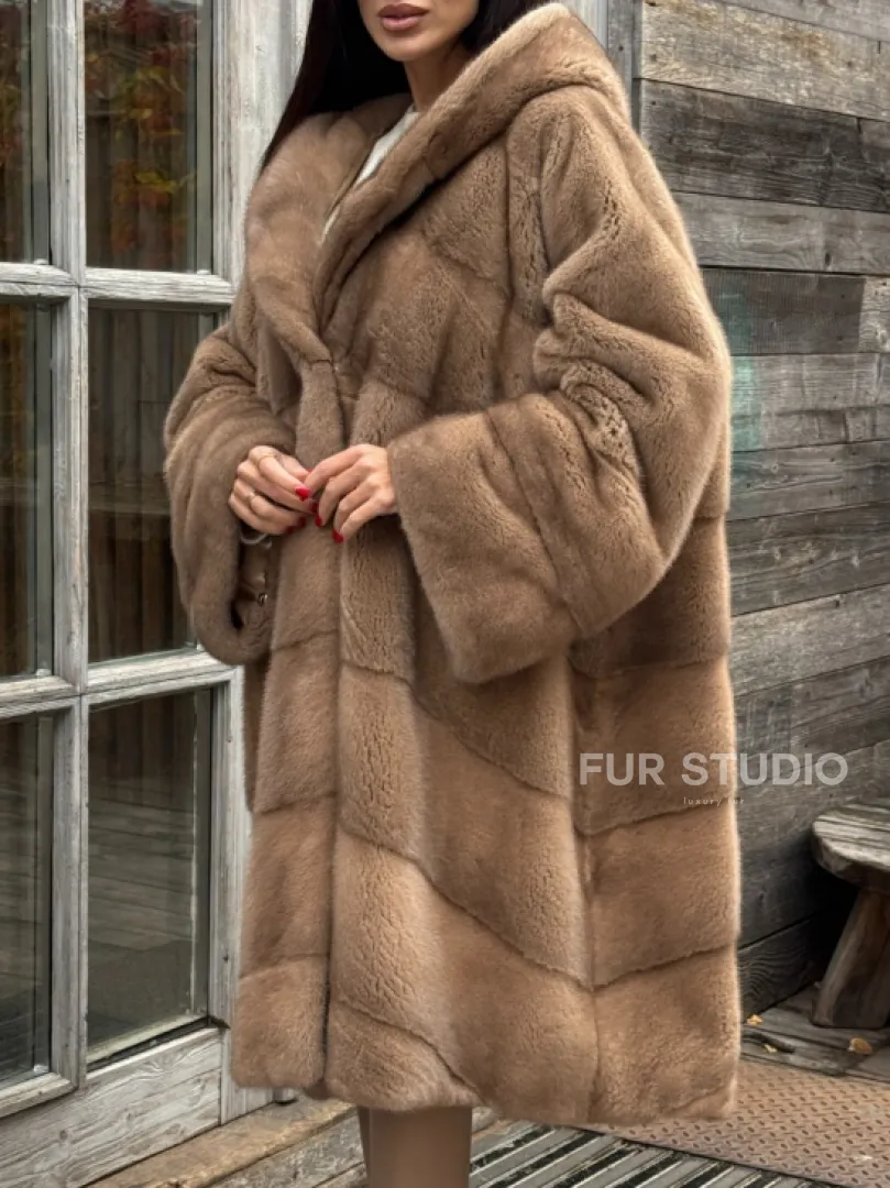 Шуба из меха премиальной плюшевой норки с капюшоном - фото 4