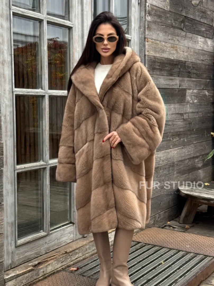 Шуба из меха премиальной плюшевой норки с капюшоном - фото 22