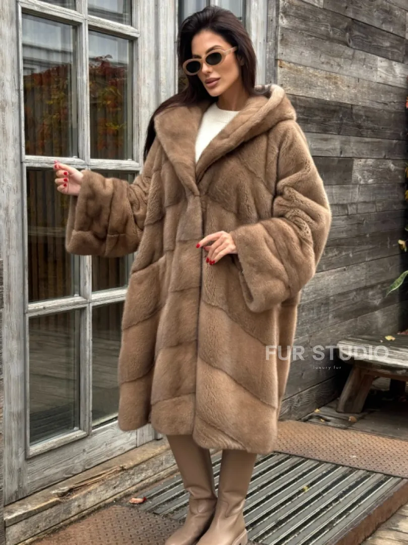 Шуба из меха премиальной плюшевой норки с капюшоном - фото 15