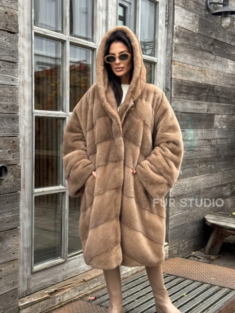 Шуба из меха премиальной плюшевой норки с капюшоном - фото 27