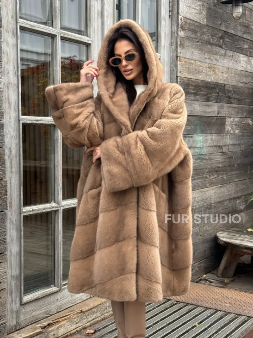 Шуба из меха премиальной плюшевой норки с капюшоном - фото 23