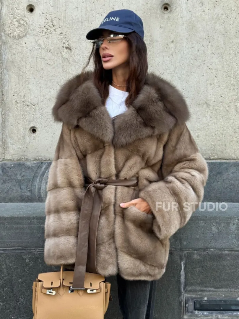 Женское зимнее норковое пончо с капюшоном куница - цвет пастель - фото 0