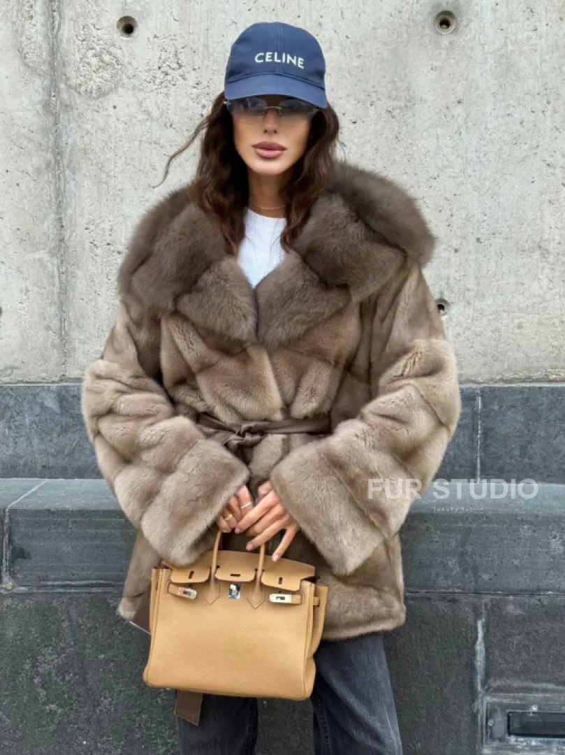 Женское зимнее норковое пончо с капюшоном куница - цвет пастель - фото 7