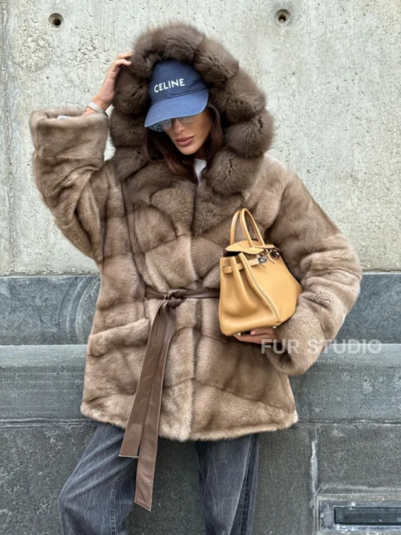 Женское зимнее норковое пончо с капюшоном куница - цвет пастель - фото 13