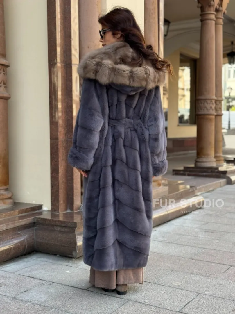 Удлиненная женская норковая шуба паркет с капюшоном из меха куница - фото 4