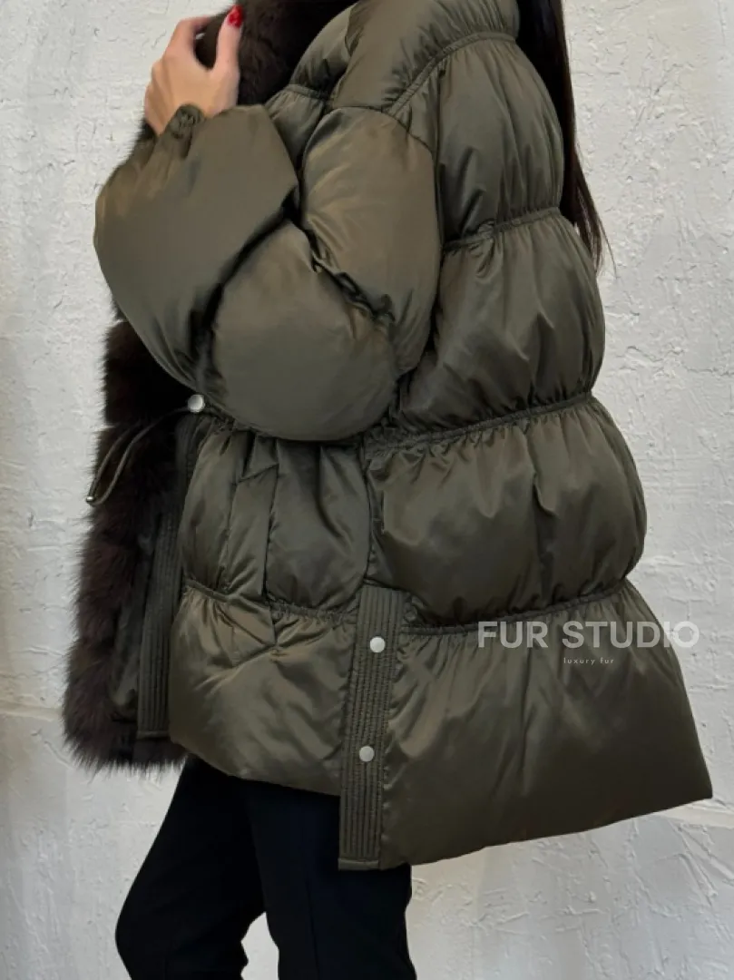 Женский стеганный пуховик на гусином пуху с отделкой из меха песца - фото 2