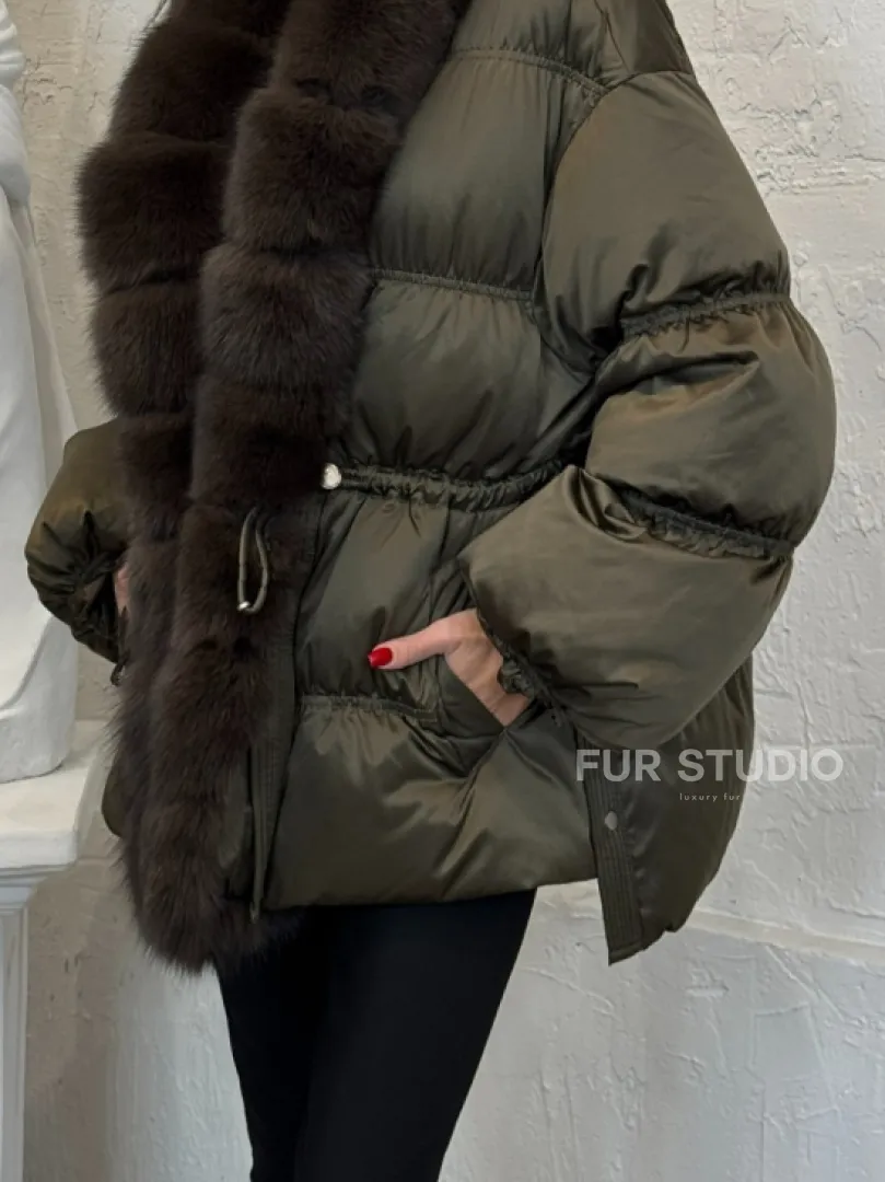 Женский стеганный пуховик на гусином пуху с отделкой из меха песца - фото 3