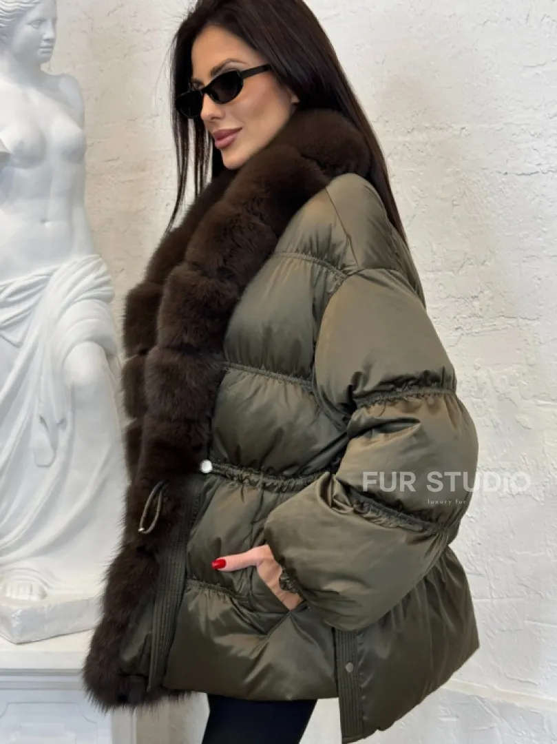 Женский стеганный пуховик на гусином пуху с отделкой из меха песца - фото 6