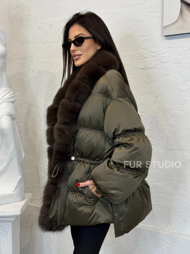 Женский стеганный пуховик на гусином пуху с отделкой из меха песца - фото 7