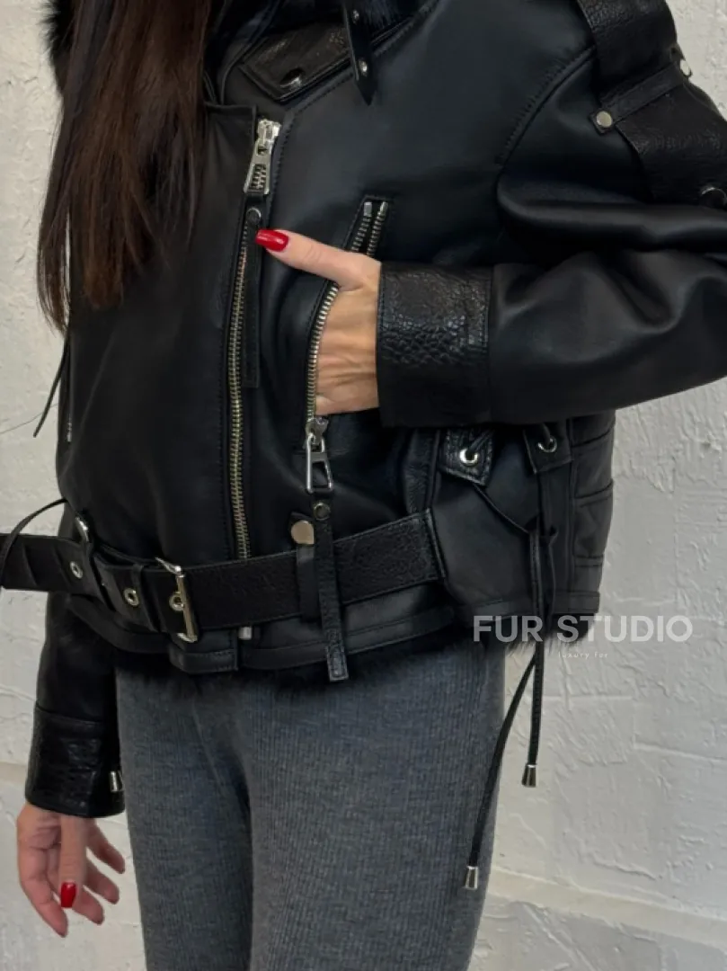 Короткая женская куртка - дубленка из натуральной кожи и мехом тосканы внутри, капюшон - фото 1