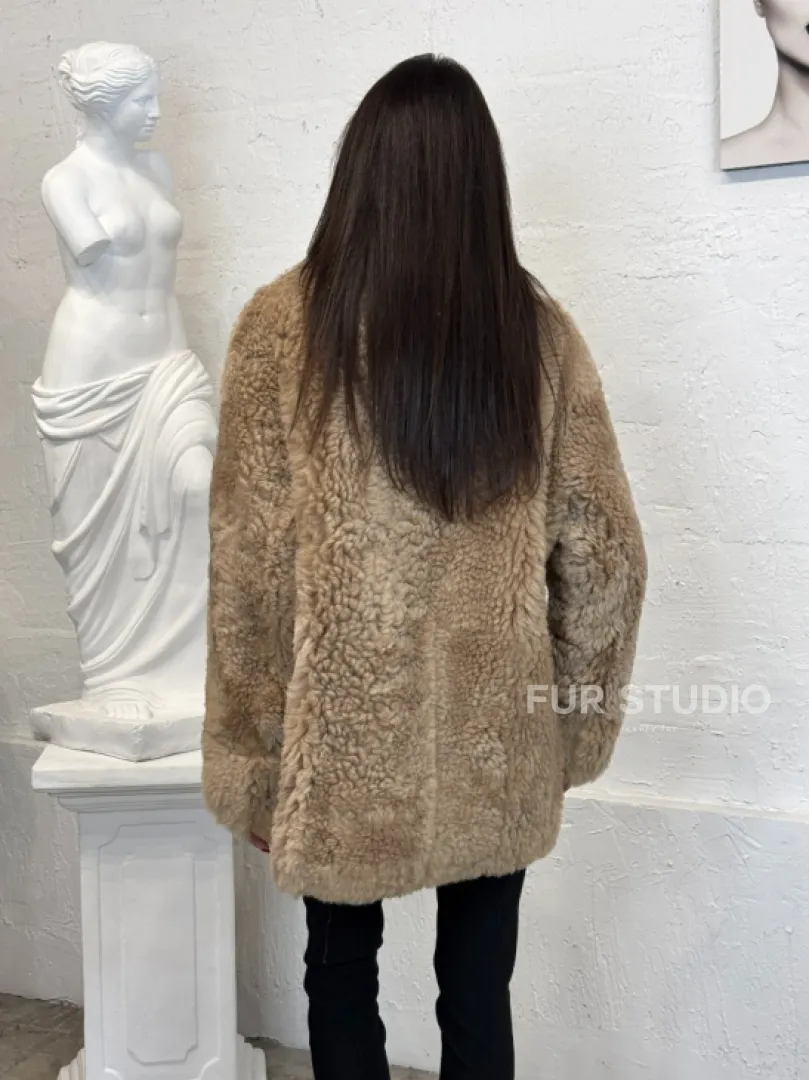 Бежевая женская дубленка из натуральной овчины Тиградо средней длины с отложным воротником - фото 5