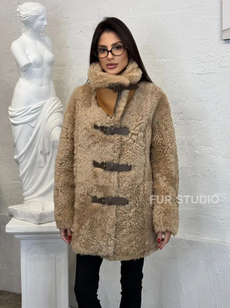 Бежевая женская дубленка из натуральной овчины Тиградо средней длины с отложным воротником - фото 0