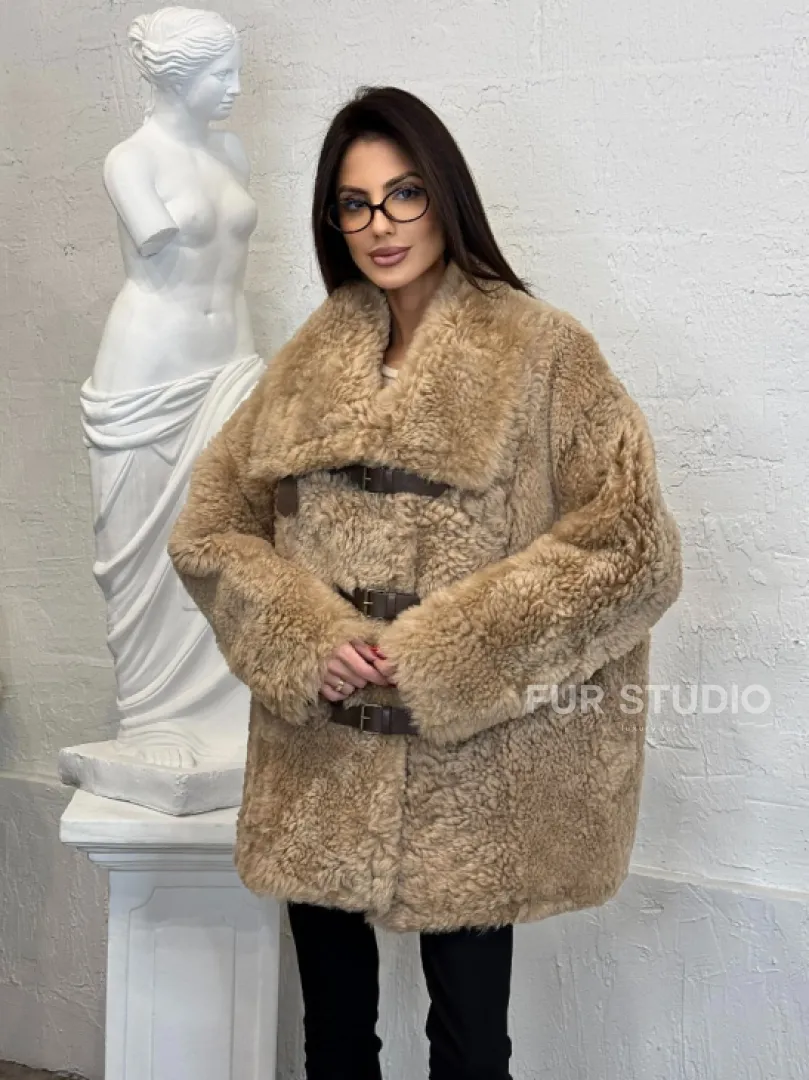 Бежевая женская дубленка из натуральной овчины Тиградо средней длины с отложным воротником - фото 8