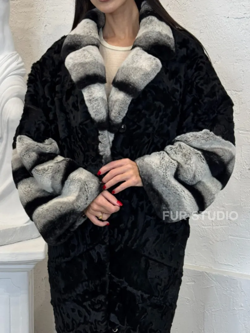 Шуба из меха афганского каракуля с отделкой из щипаной норки под шиншиллу - фото 2