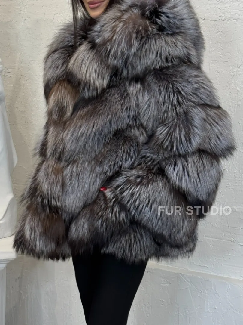 Полушубок с капюшоном из натурального меха лисы чернобурки с поясом - фото 3